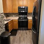Cheerful 3 Bedroom, Close To Downtown And Arena!!!