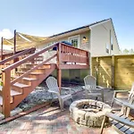 Cheerful Savannah Vacation Rental With Fire Pit!