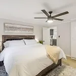 5 Min Drive To Downtown! Modern 3Br In Savannah!