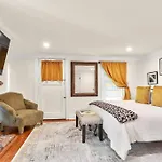 New2/2 Garden Apartment Historic