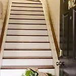 Charming 1885 Parlor Loft Downtown Savannah Stay