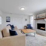 Centrally Located Between Tybee Island And Dt Savannah