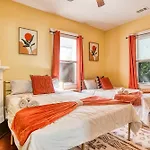 5 Mins To Forsyth - Downtown - Sleeps 10 - Starland