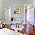 2 Bedroom Newly Renovated Townhome In Historic Savannah