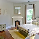 2 Bedroom Newly Renovated Townhome In Historic Savannah