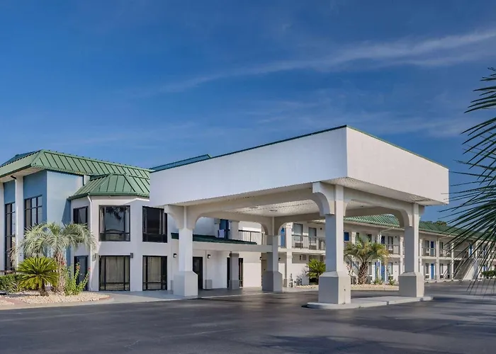 Days Inn & Suites By Wyndham Savannah Midtown