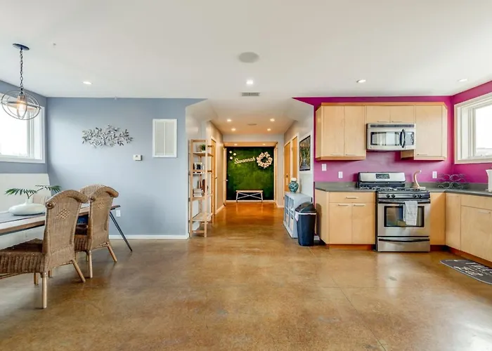 Walk Score 90!!-Historic Downtown District-2 Blocks To Famous Forsyth Park- Huge Private Patio-Private Parking