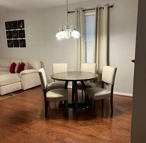 Cheerful 3 Bedroom, Close To Downtown And Arena!!!
