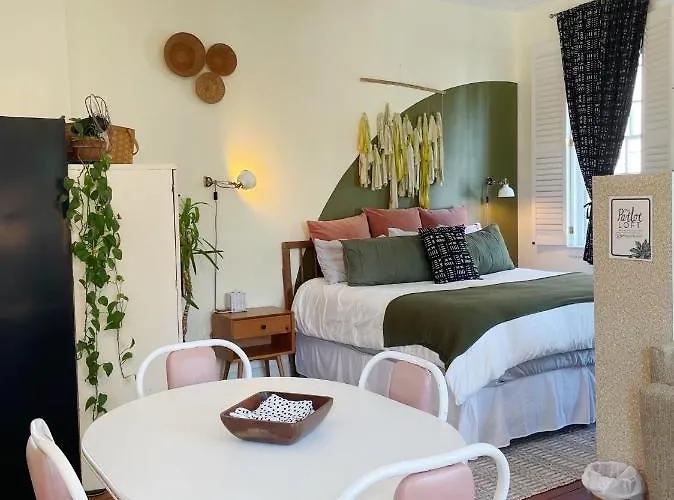 Charming 1885 Parlor Loft Downtown Savannah Stay
