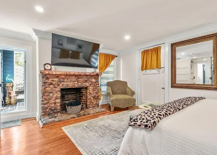 New2/2 Garden Apartment Historic