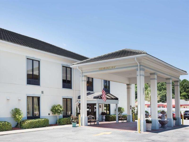Hotel Baymont By Wyndham Savannah/garden 3*