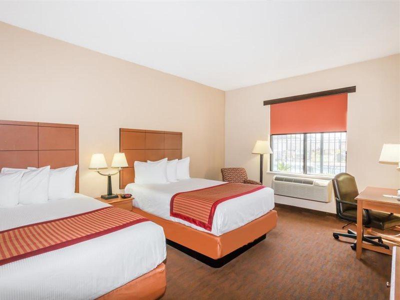 Hotel Baymont By Wyndham Savannah/garden 3*