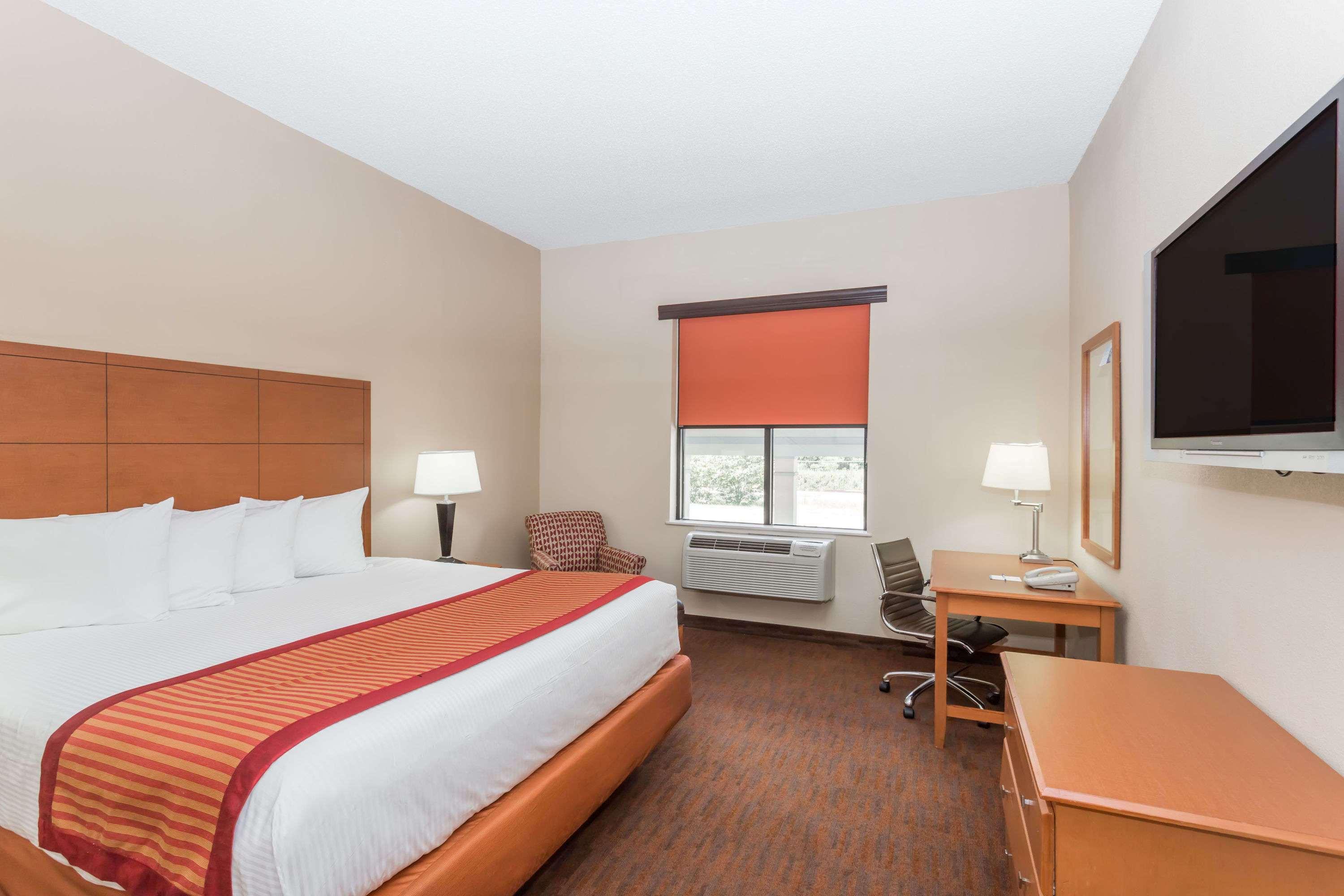 Baymont By Wyndham Savannah/garden Hotel 3*