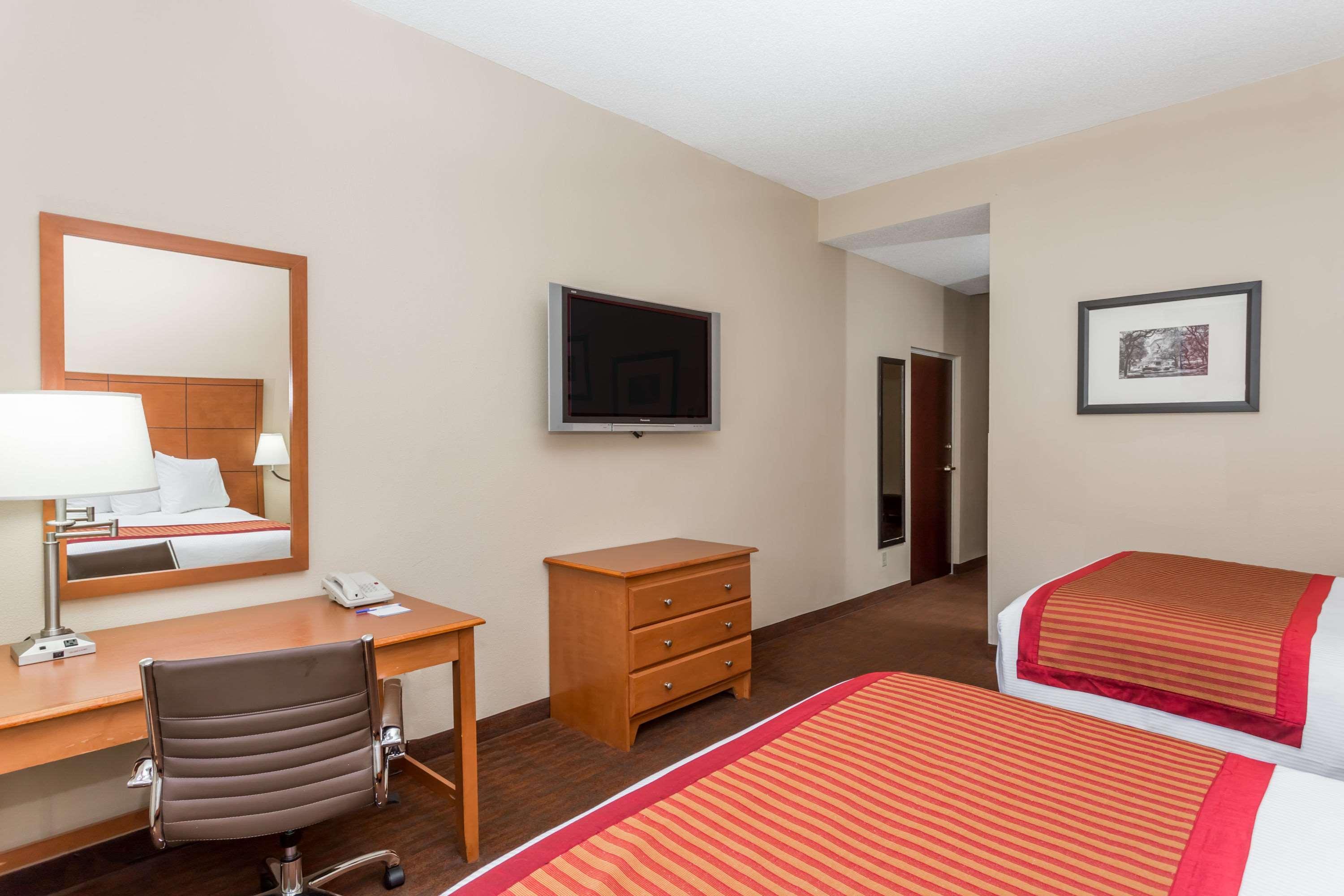 Baymont By Wyndham Savannah/garden Hotel