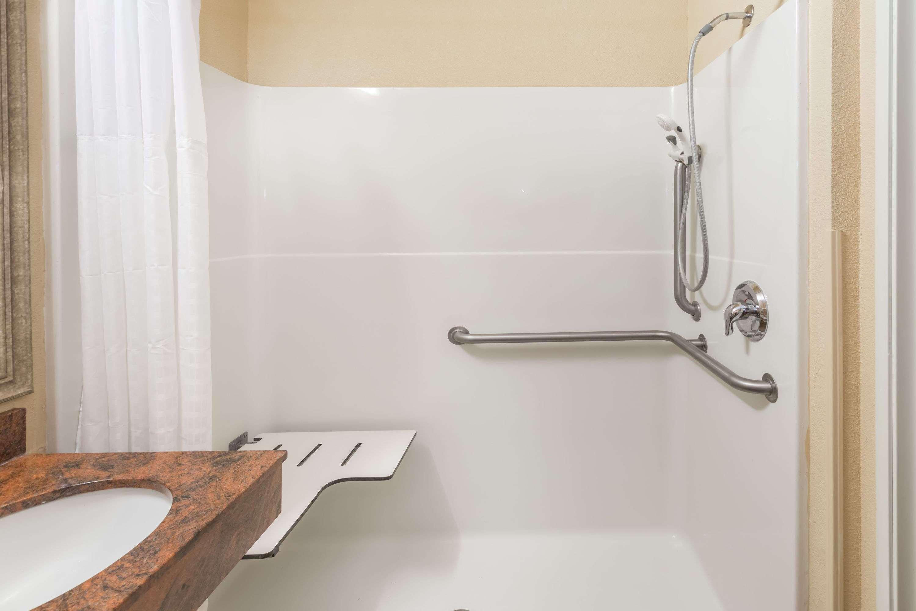 Baymont By Wyndham Savannah/garden Hotel