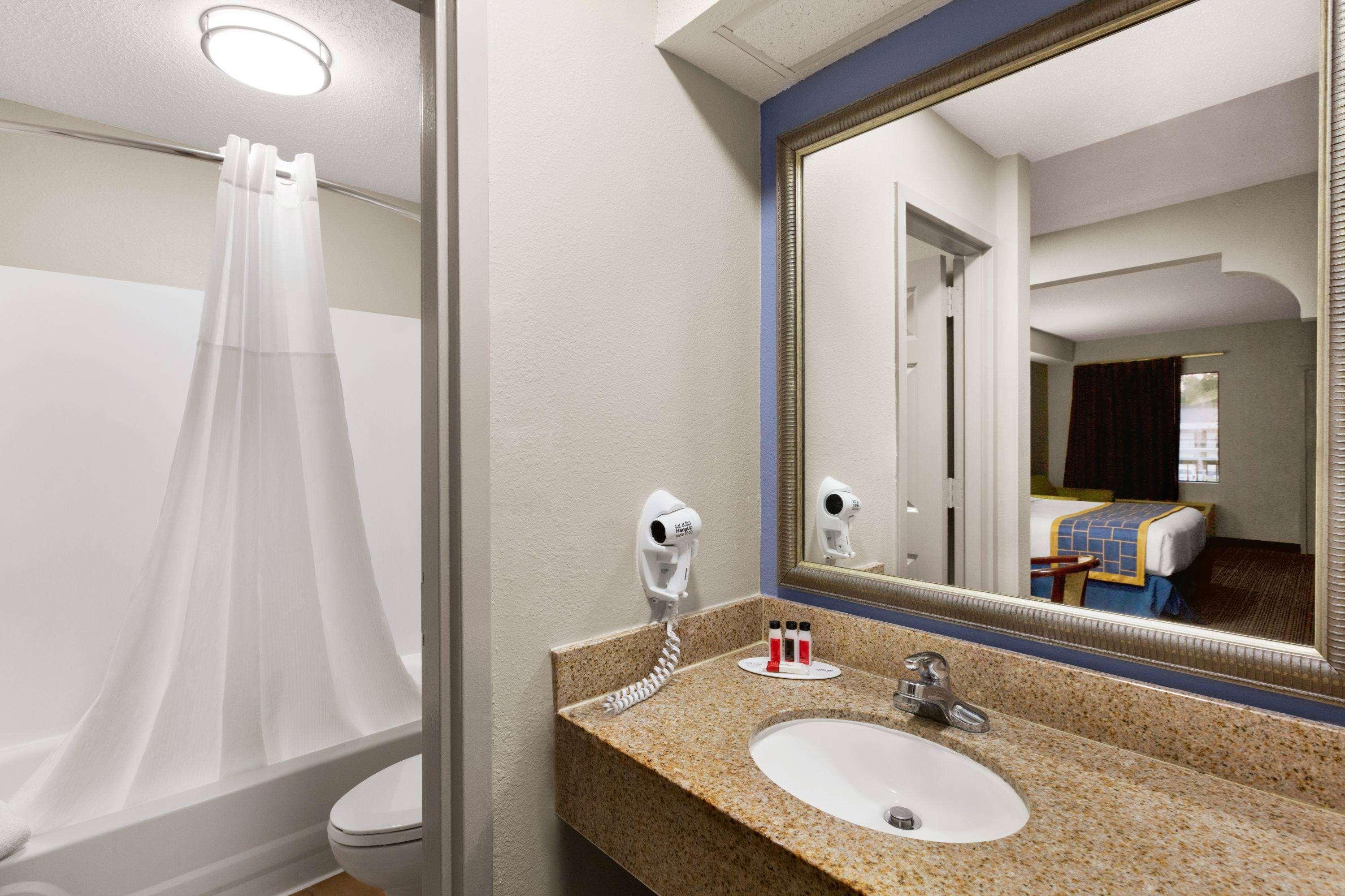 Motel Days & By Wyndham Midtown Savannah