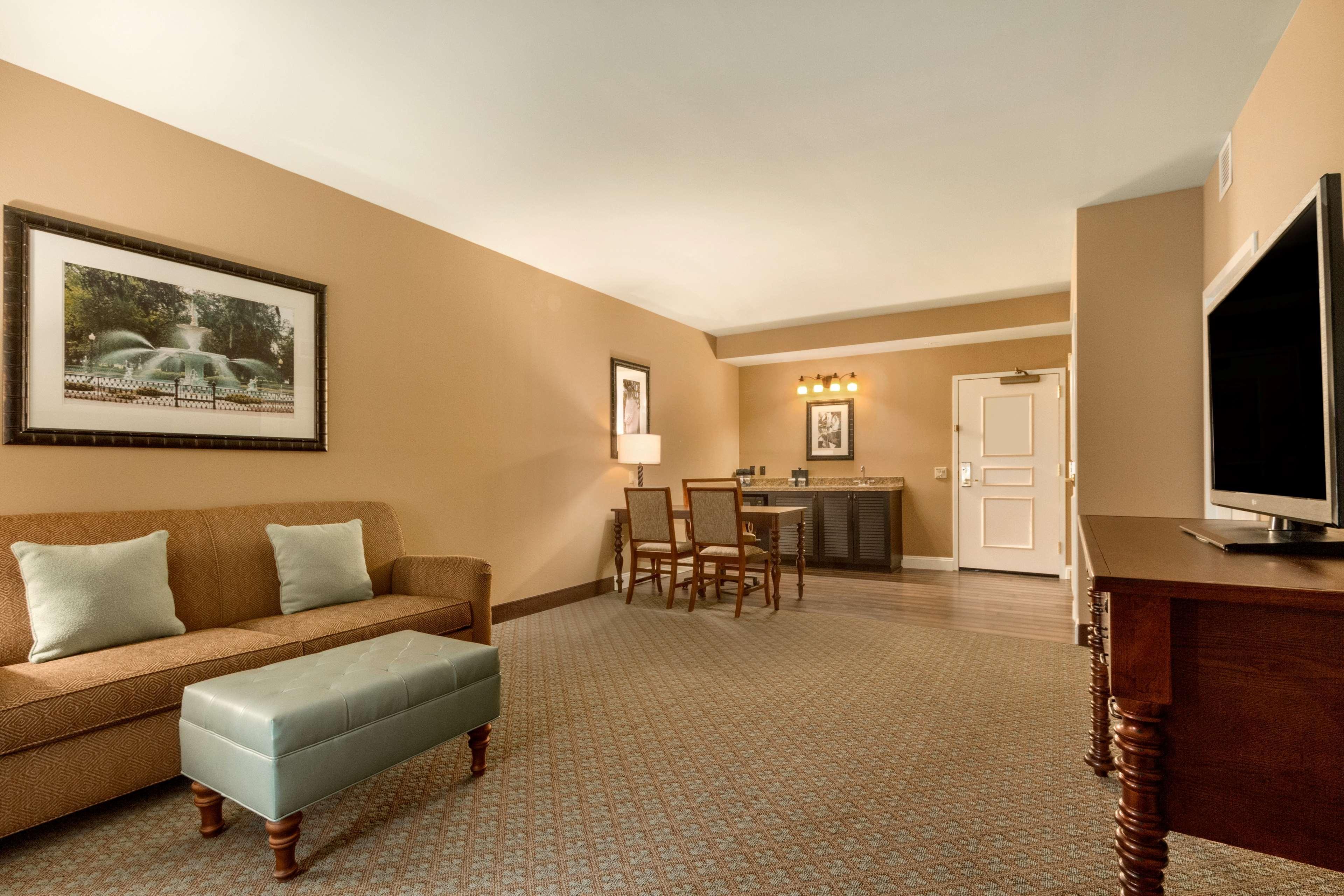 Hotel Embassy Historic District 4*