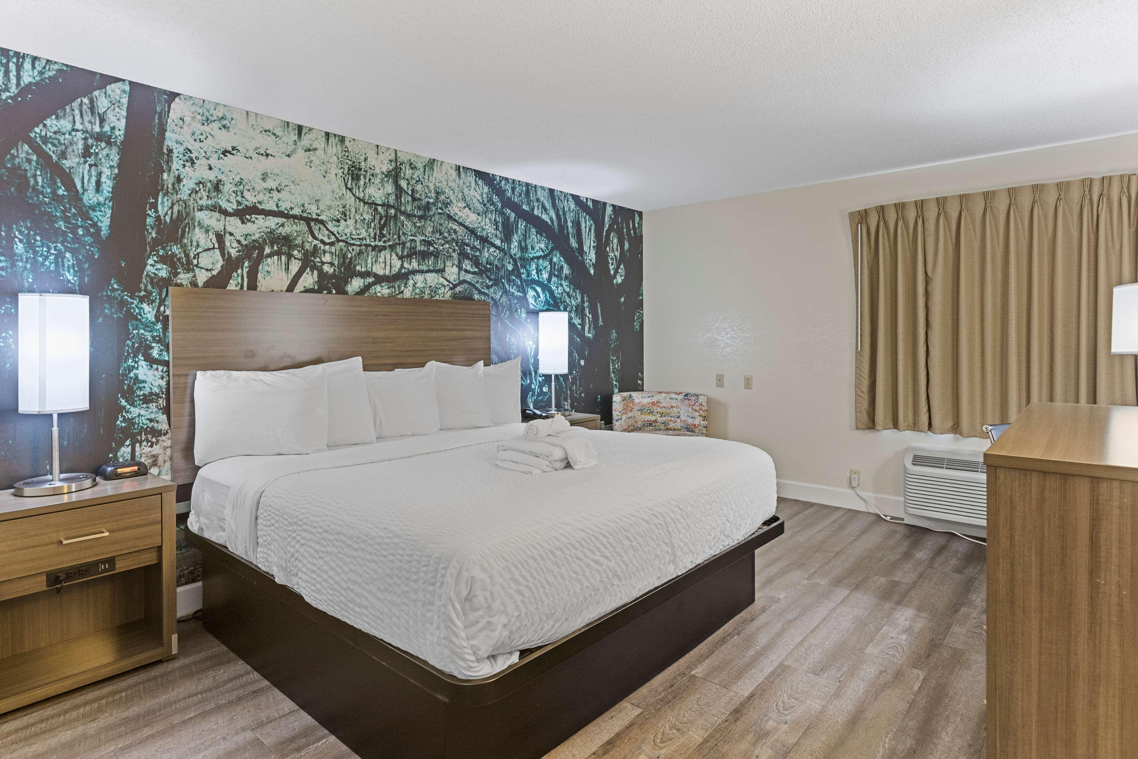 Hotel Glo Western Savannah-gateway I-95