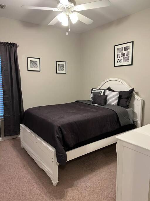 Cheerful 3 Bedroom, Close To Downtown And Arena!!!
