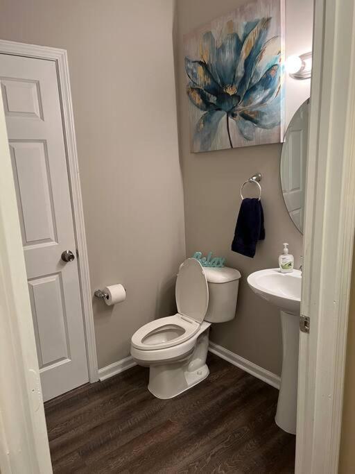 Cheerful 3 Bedroom, Close To Downtown And Arena!!! Holiday home *