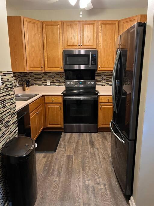 Cheerful 3 Bedroom, Close To Downtown And Arena!!! Holiday home