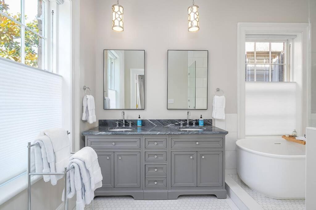 Luxury Overlooking Taylor Square - House On Taylor Square Apartment Savannah