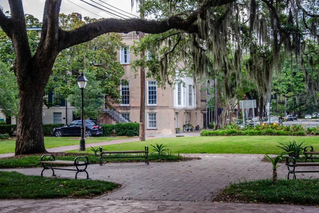 Luxury Overlooking Taylor Square - House On Taylor Square Savannah
