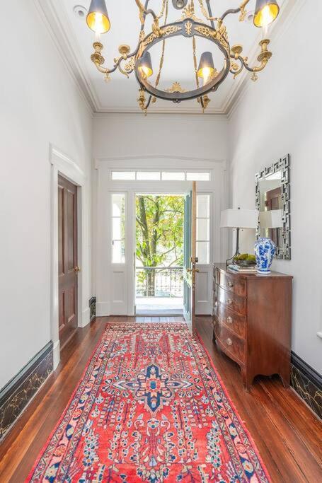 Luxury Overlooking Taylor Square - House On Taylor Square Apartment Savannah
