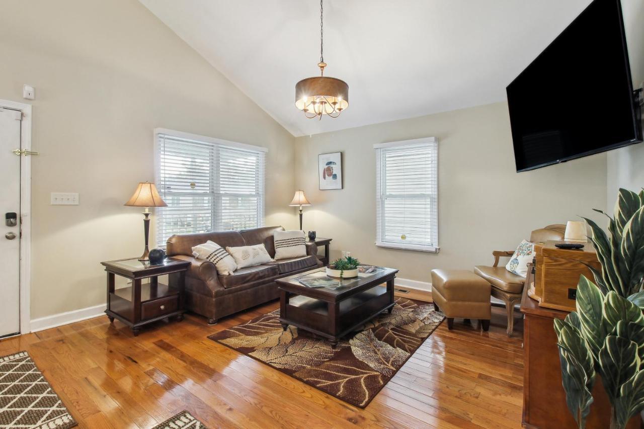 With Patio And Grill About 2 Mi To Downtown Holiday home