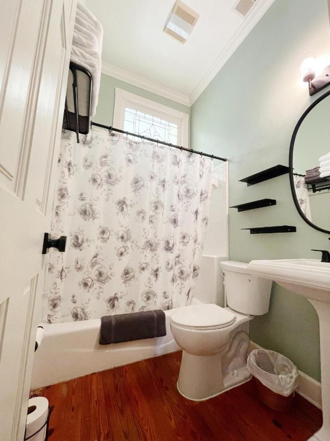 Charming 1885 Parlor Loft Downtown Holiday home