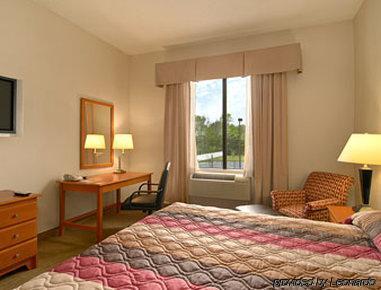 Baymont By Wyndham Savannah/garden Hotel 3*