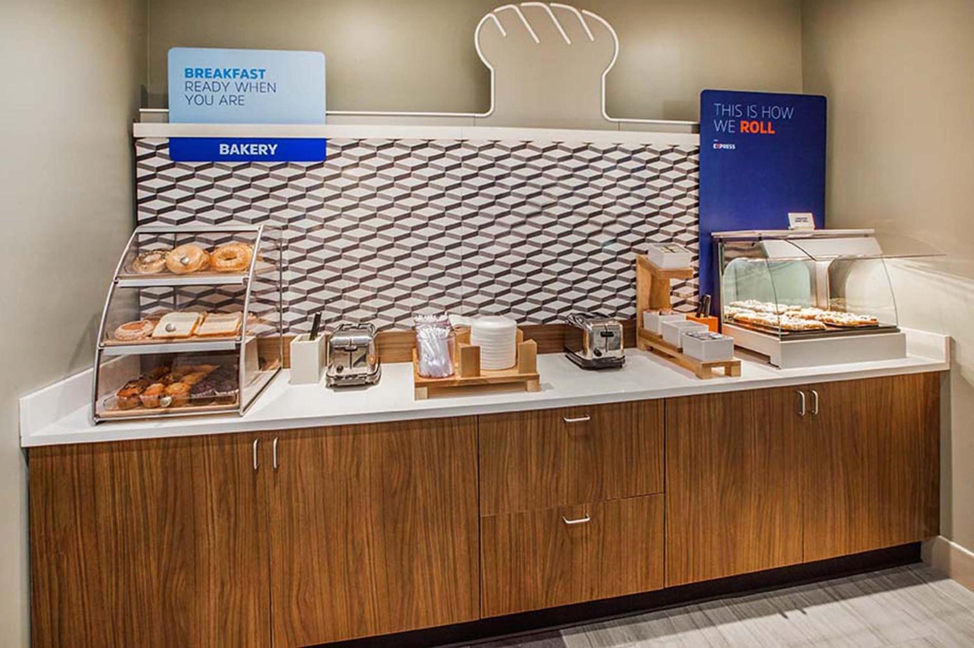 Hotel Express Airport By Ihg Savannah