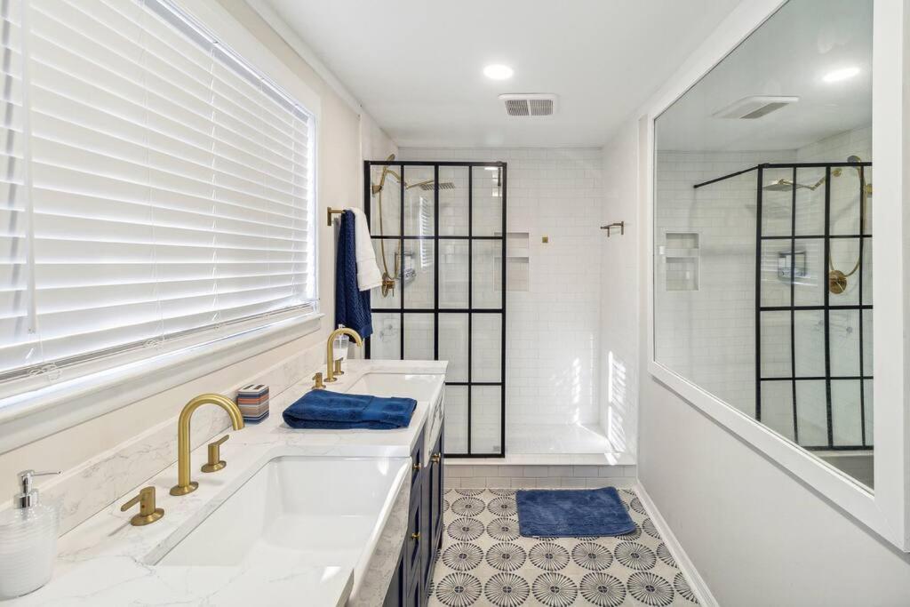 Apartment 5 Min Drive To Downtown! Modern 3br In Savannah! *