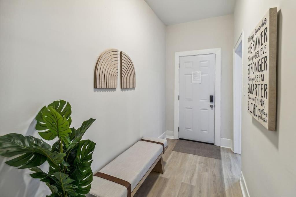 Apartment 5 Min Drive To Downtown! Modern 3br In Savannah! *