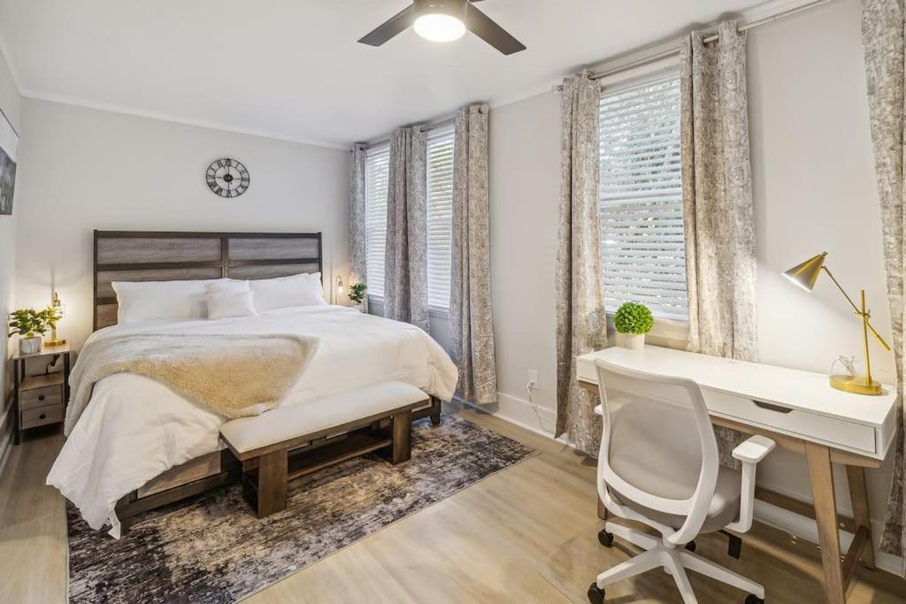 Apartment 5 Min Drive To Downtown! Modern 3br In Savannah! *