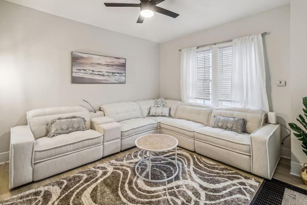 5 Min Drive To Downtown! Modern 3br In Savannah!