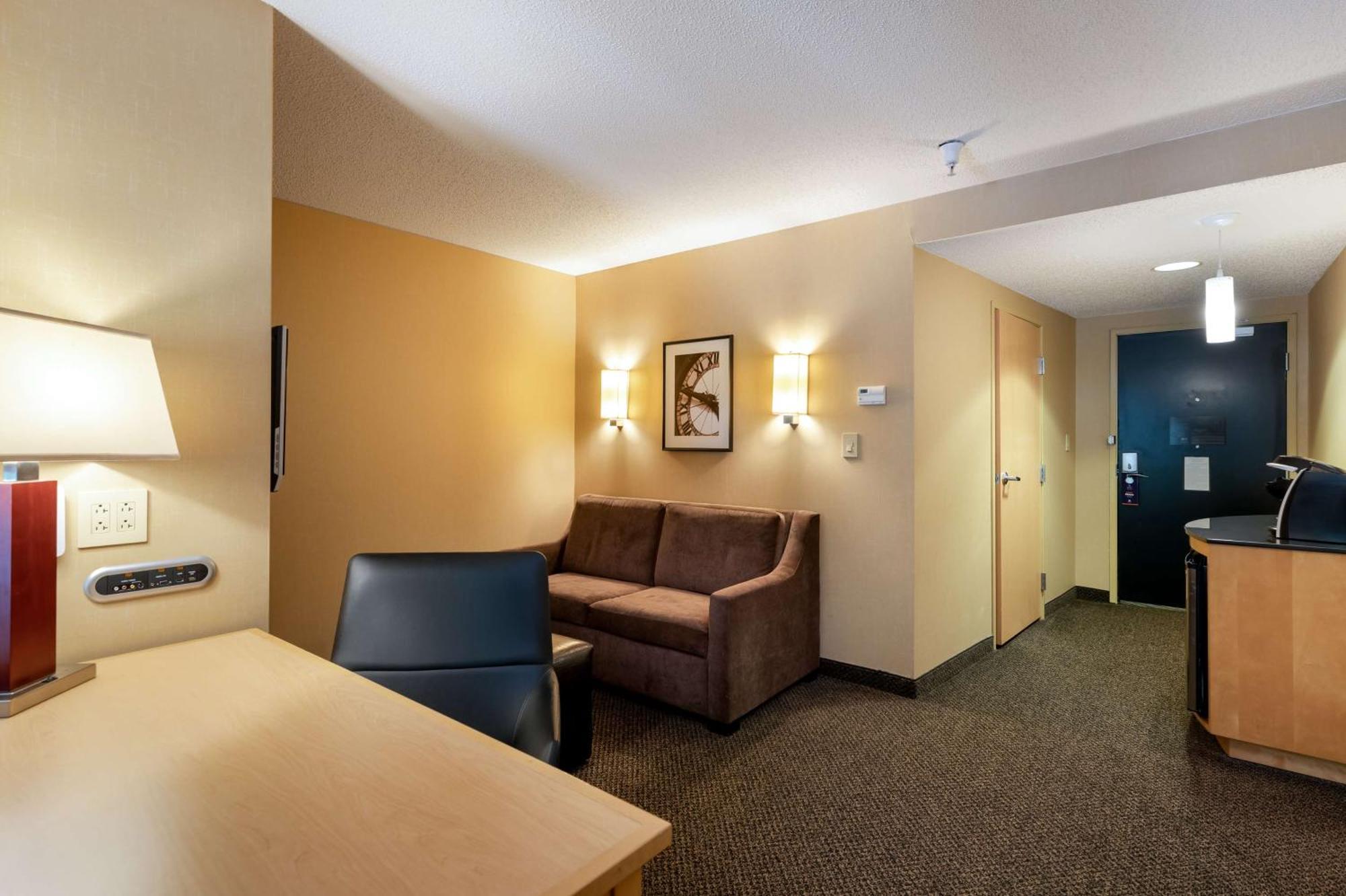 Doubletree By Hilton Airport Hotel 4*