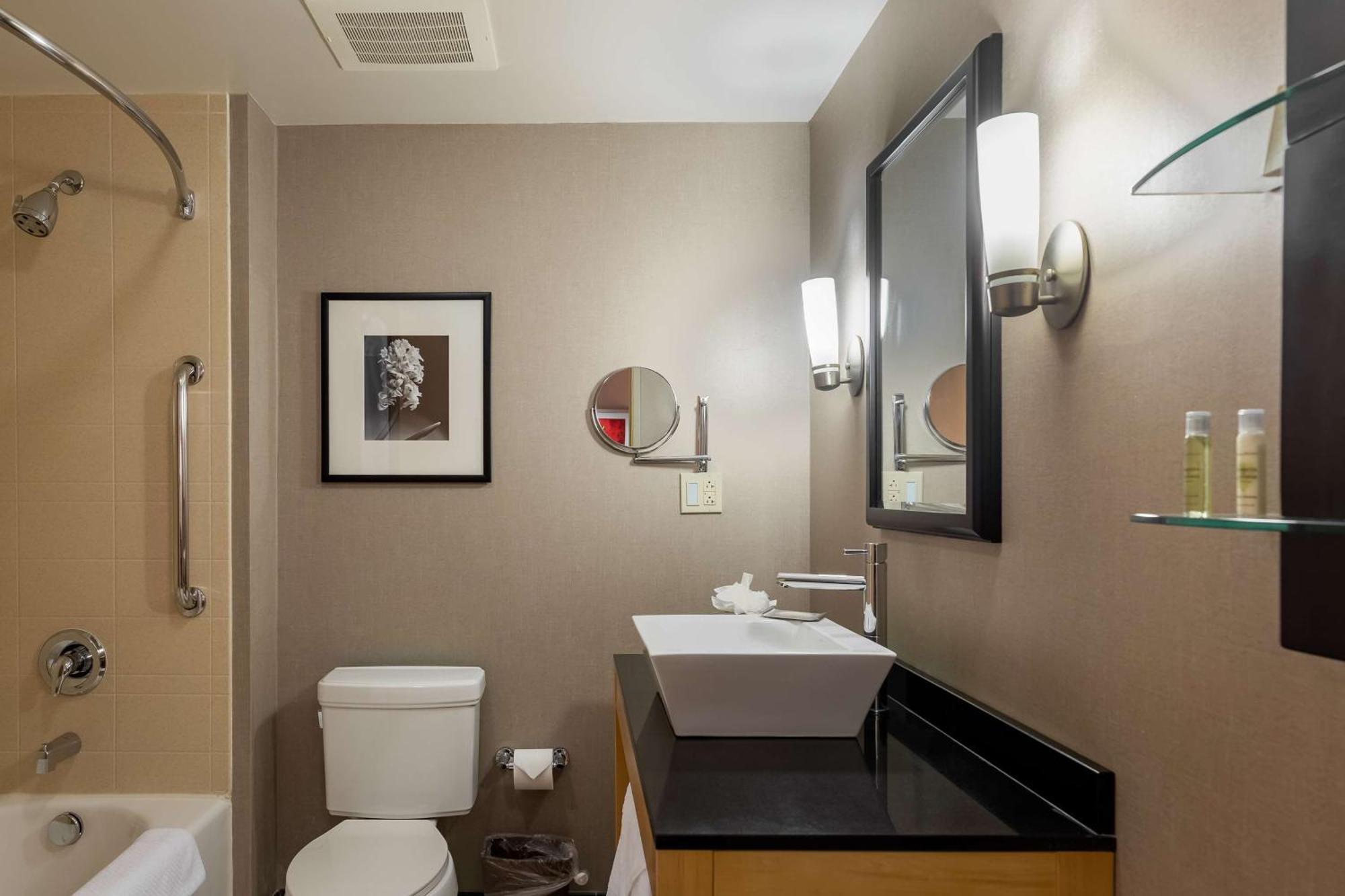 Hotel Doubletree By Hilton Airport