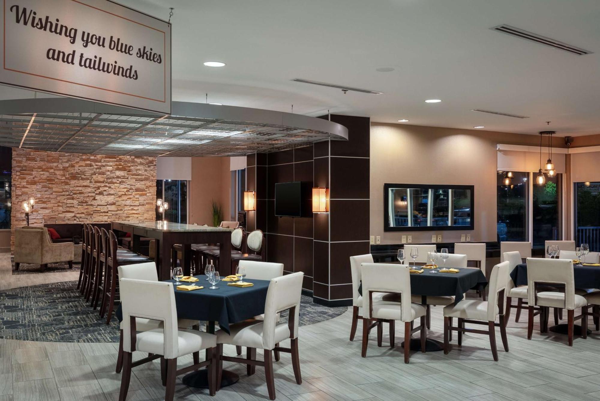Doubletree By Hilton Airport