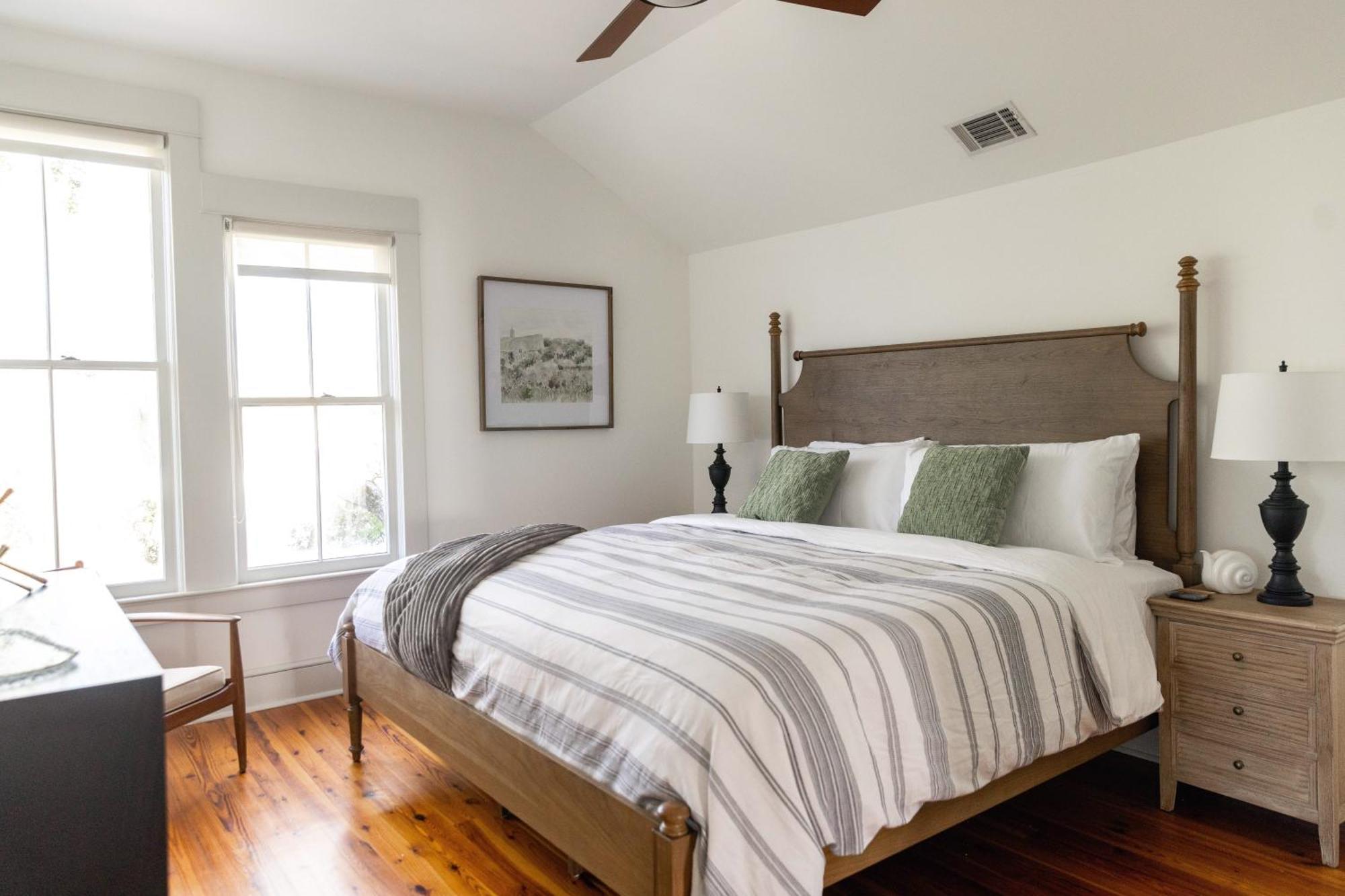 Apartment 2 King Bedrooms-Luxury On Historic Crawford Square *