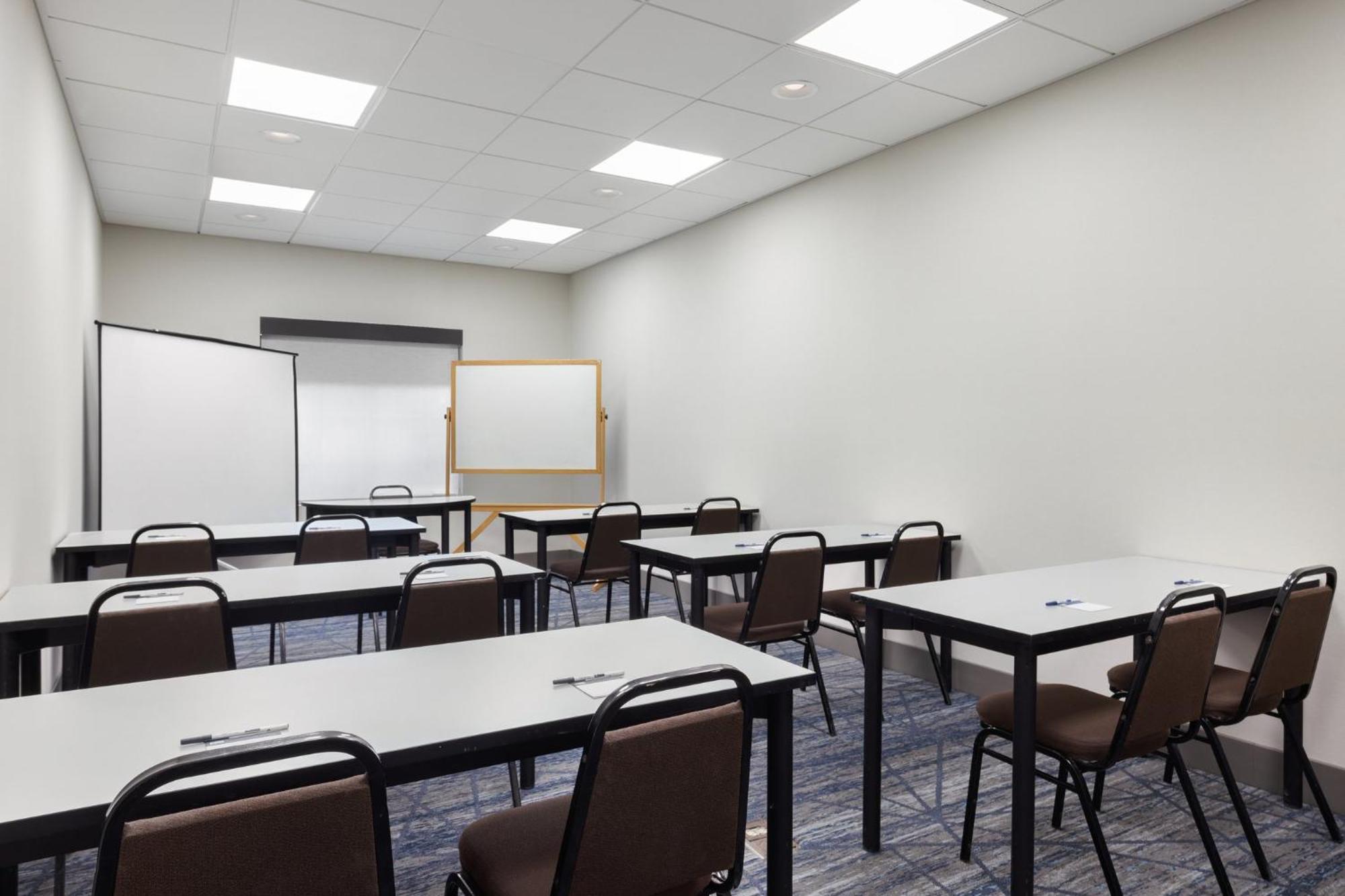 Hotel Express Airport By Ihg Savannah