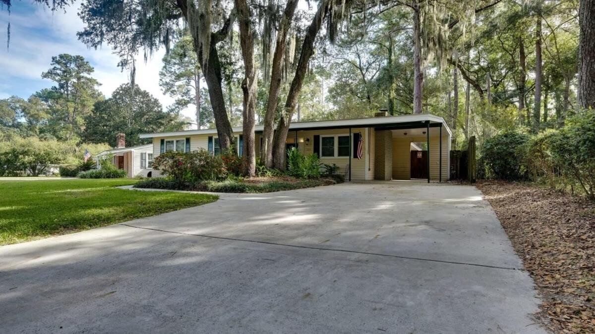 Halcyon Hangout-mins To Downtown-ping Pong-pets Holiday home *