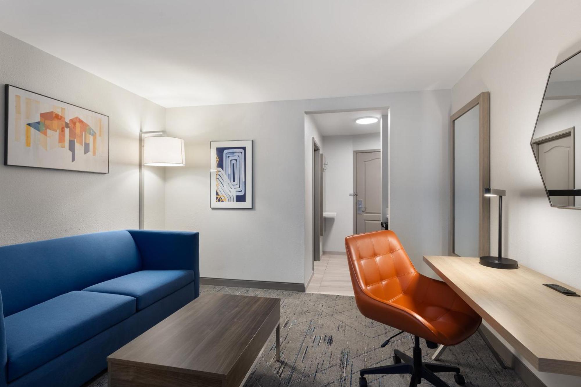 Express Airport By Ihg Hotel 3*