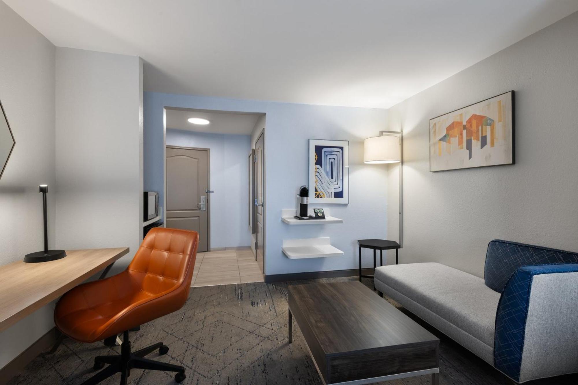 Express Airport By Ihg 3*