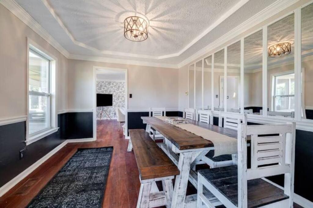 Spacious House Near Airport - 5 Br Holiday home Savannah