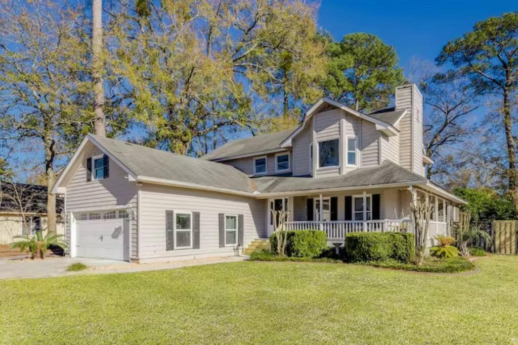Spacious House Near Airport - 5 Br Holiday home Savannah