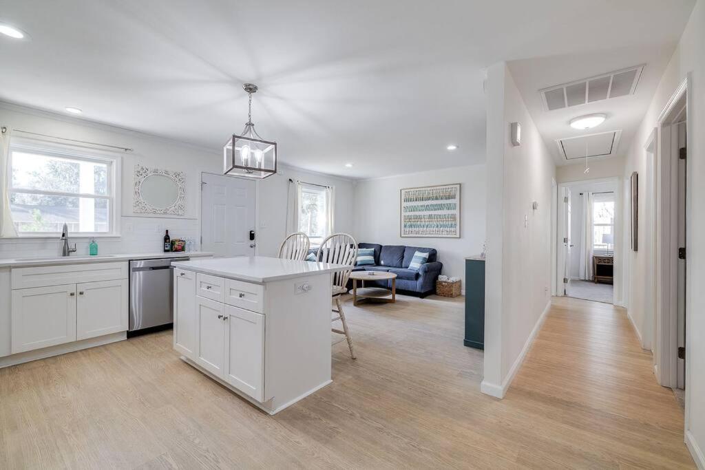 Centrally Located Between Tybee Island And Dt *