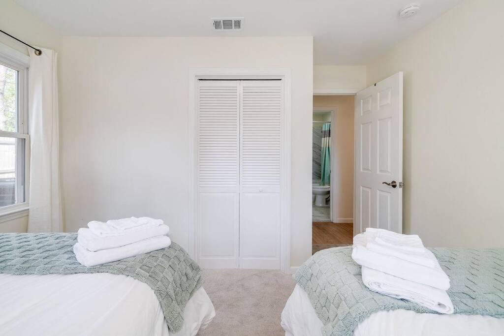 Centrally Located Between Tybee Island And Dt *