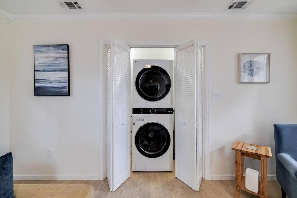 Centrally Located Between Tybee Island And Dt Savannah