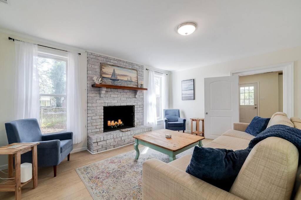 Centrally Located Between Tybee Island And Dt Holiday home *